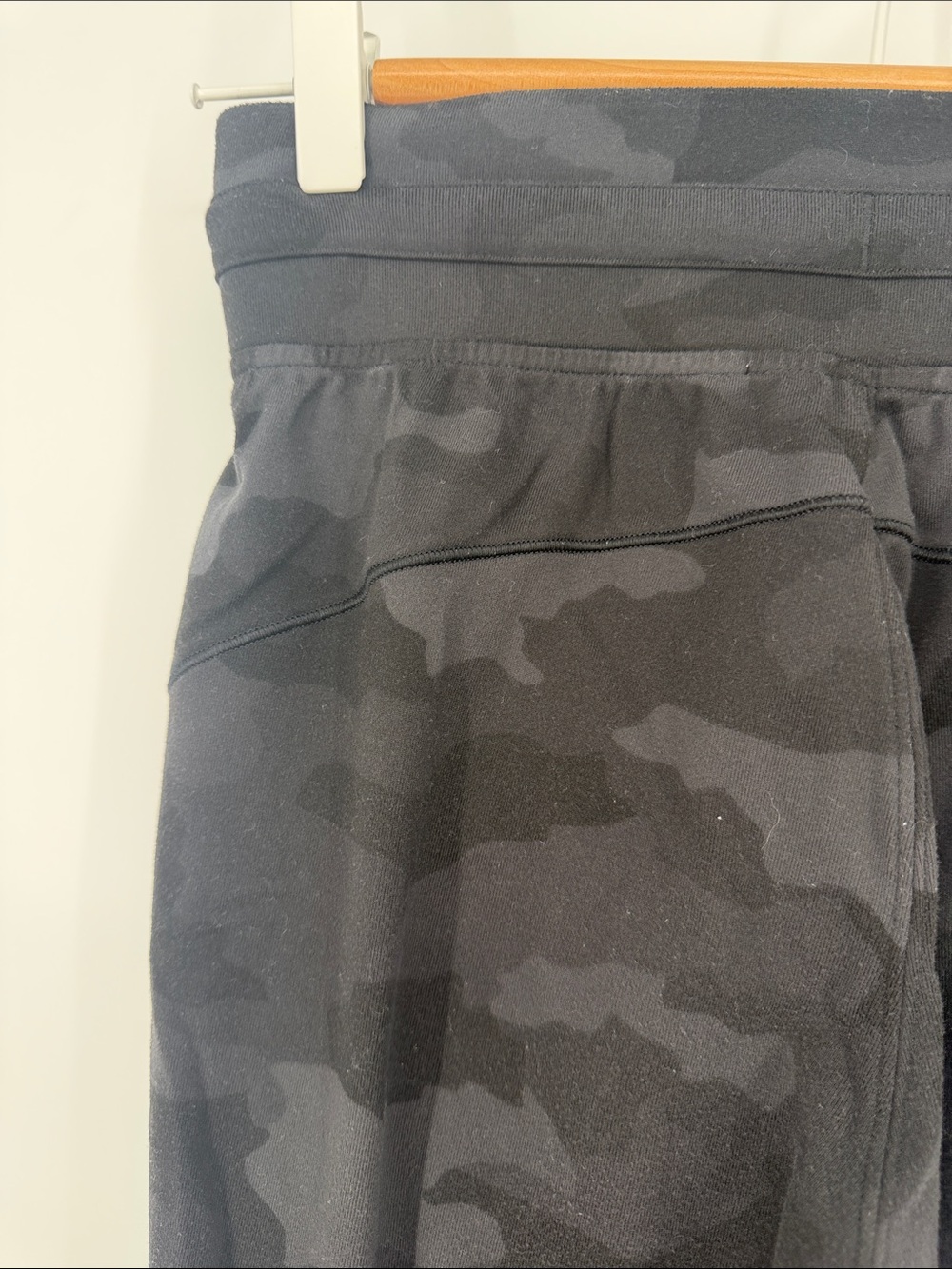Lululemon Size 2 Black Camo Align Jogger‎ Pants - Athletic Drawstring Waist - Picture 3 of 6